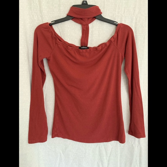 Sexy Ambiance top with turtleneck like accent - Picture 2 of 5